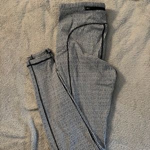 LULU LEMON HOUNDSTOOTH LEGGINGS SIZE 6